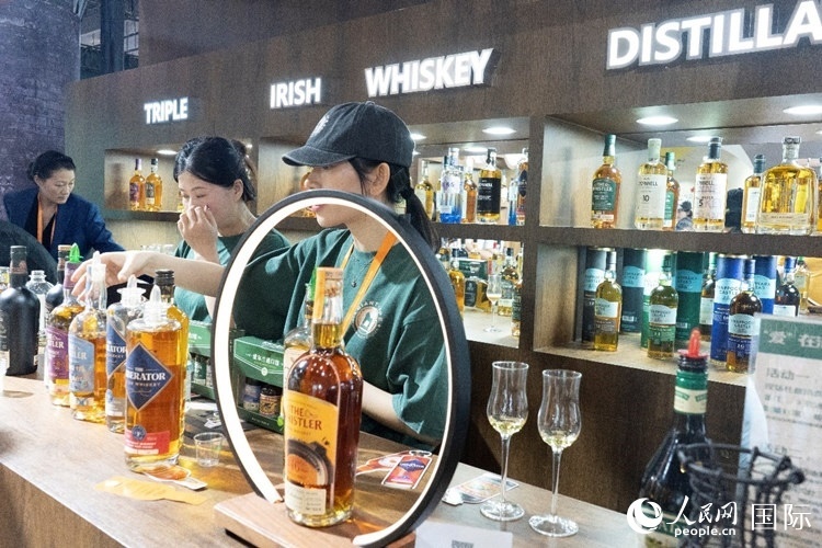 第四屆中國國際消費品博覽會愛爾蘭國家館內的參展商。人民網 常沙攝