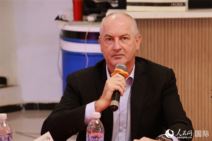 巴西里約大都會(huì)研究所執(zhí)行官西奧·舒克在座談會(huì)上致辭。人民網(wǎng)記者 陳海琪攝