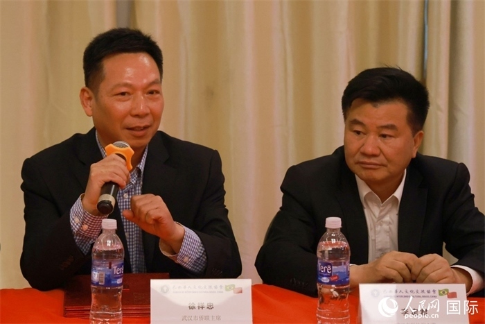 武漢市僑聯(lián)主席徐祥忠（左）在座談會(huì)上致辭。人民網(wǎng)記者 陳海琪攝