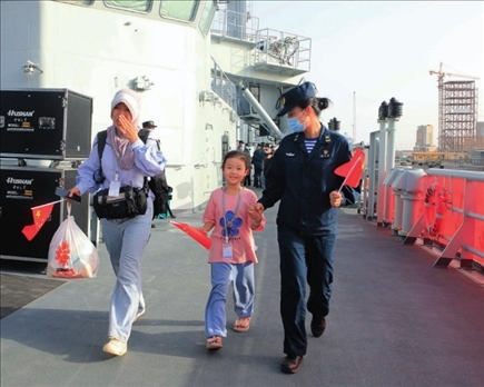 海軍軍艦赴蘇丹緊急撤離我在蘇丹人員。圖為海軍官兵帶領(lǐng)同胞登艦（2023年4月26日攝）。丁家興攝