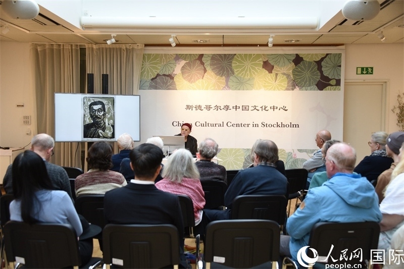 托斯頓·朱雷爾介紹其收藏的中國(guó)版畫(huà)作品。人民網(wǎng)記者殷淼攝