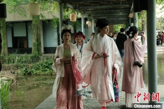 年輕人盛裝過“漢服節(jié)”。毛瑜 攝