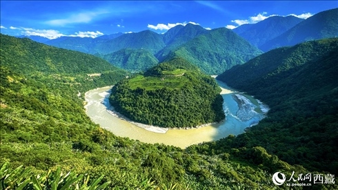 風景秀麗、植被繁茂的西藏林芝市墨脫縣果果塘大拐彎。人民網(wǎng)記者 次仁羅布攝