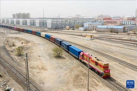 4月21日，中歐班列緩緩駛出二連浩特鐵路口岸（無人機(jī)照片）。 新華社發(fā)（張海峰攝）