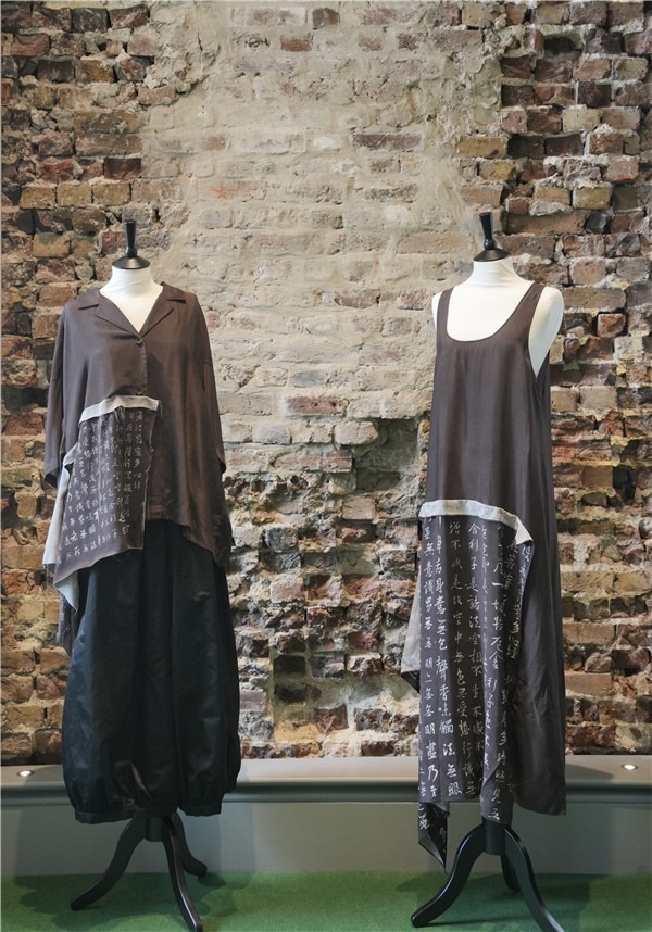 展覽展示的以中國(guó)文字為創(chuàng)作靈感的服裝《心經(jīng)》。主辦方供圖
