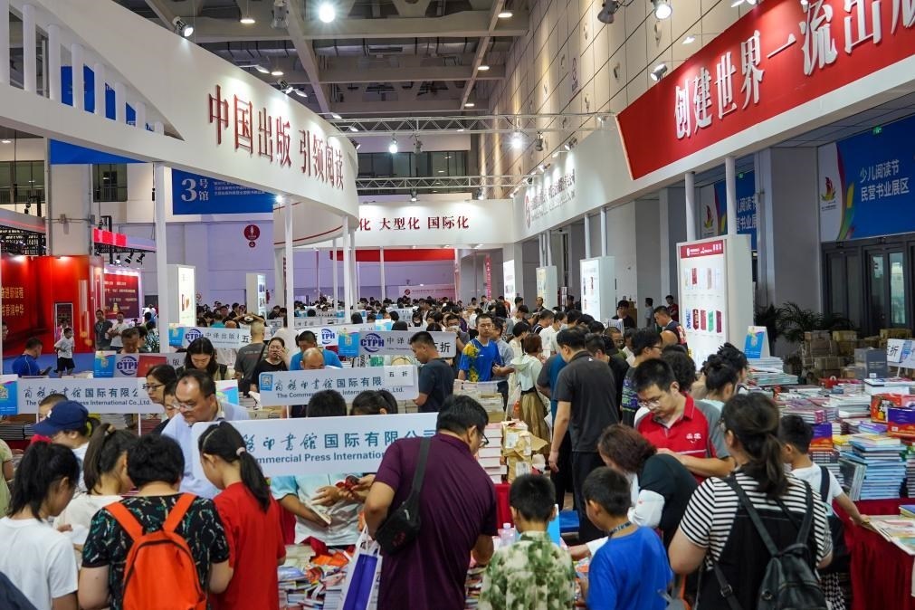 2023年7月31日，在第31屆全國圖書交易博覽會上，讀者在閱覽選購新書。新華社記者 朱崢 攝