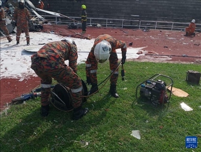 4月23日，救援人員在馬來西亞霹靂州的直升機(jī)墜毀現(xiàn)場(chǎng)救援。新華社發(fā)（馬來西亞消防拯救局供圖）