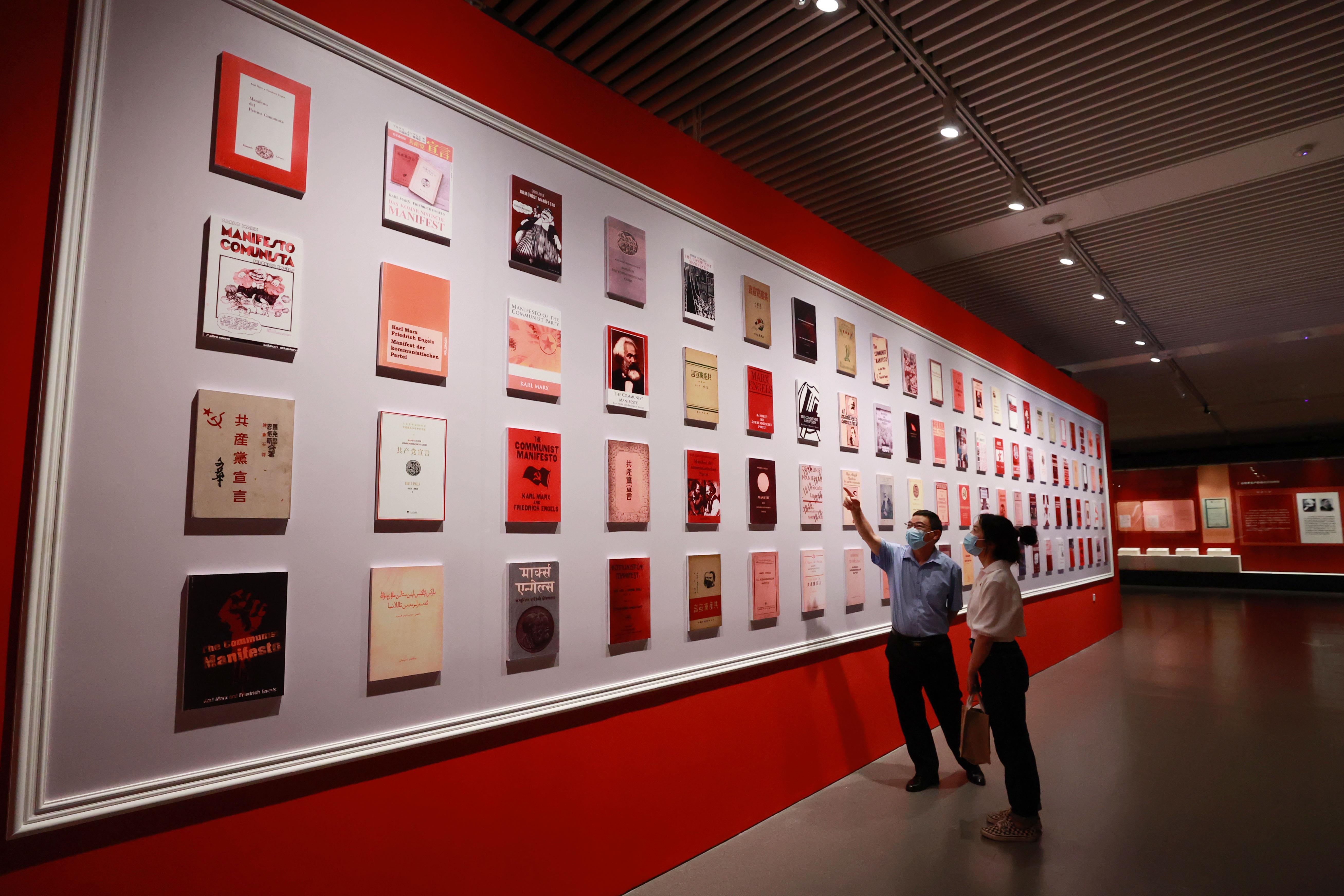 △2021年8月5日，觀眾在國家圖書館觀看不同版本的《共產(chǎn)黨宣言》。