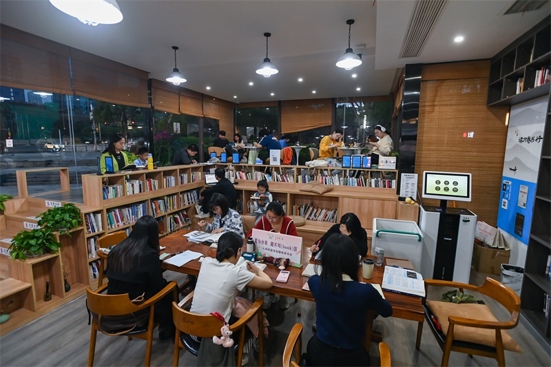 4月22日，讀者在重慶一家24小時(shí)城市智慧書(shū)房中閱讀。圖片來(lái)源：視覺(jué)中國(guó)