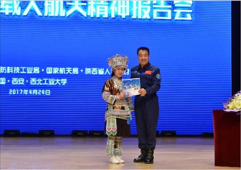 韋知月（化名）在西北工業(yè)大學與英雄航天員張曉光合影。受訪者供圖