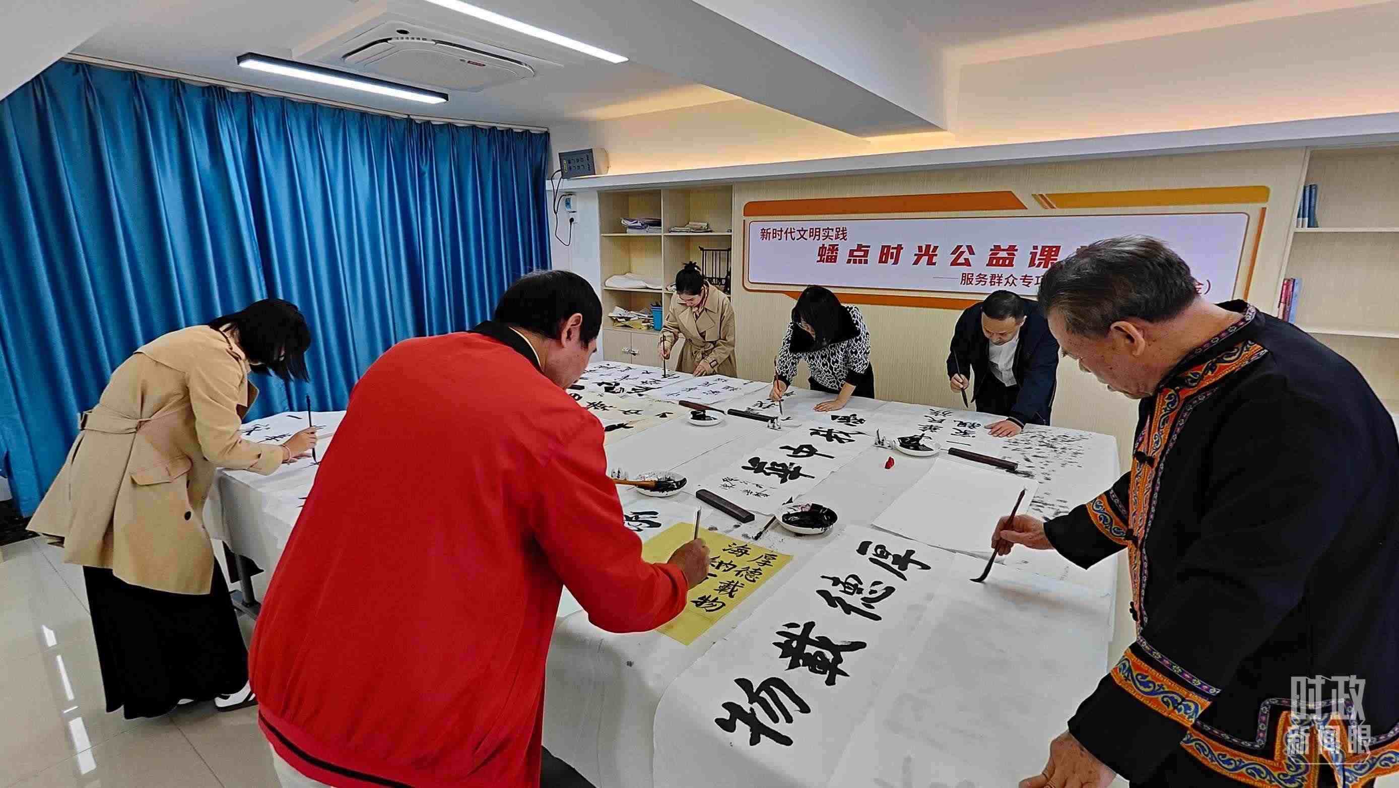 △廣西南寧市多民族社區(qū)——盤龍社區(qū)居民練習(xí)書法。（總臺(tái)央視記者楊立峰拍攝）