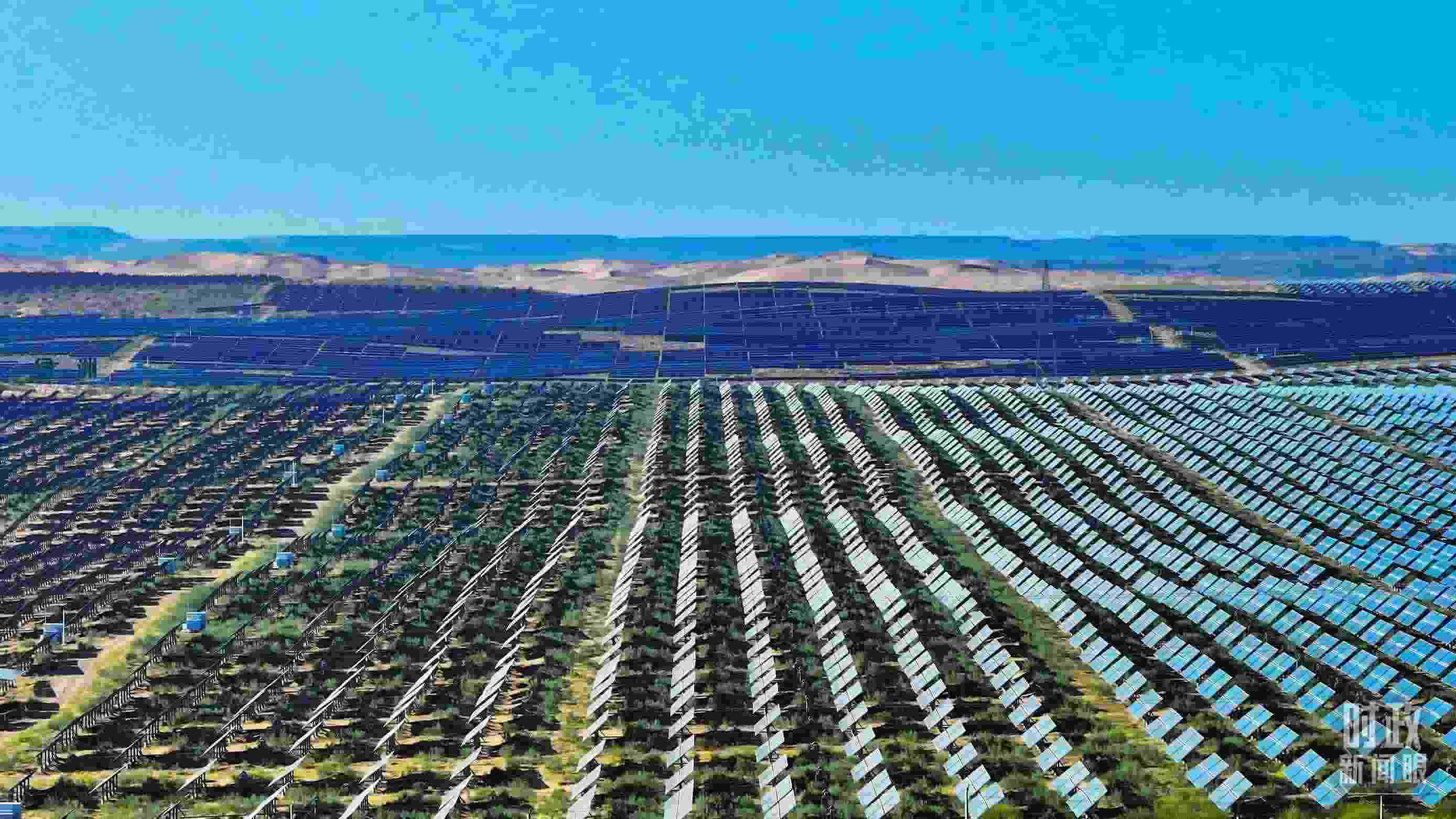 △內(nèi)蒙古鄂爾多斯，庫布其沙漠新能源基地。（圖/視覺中國）