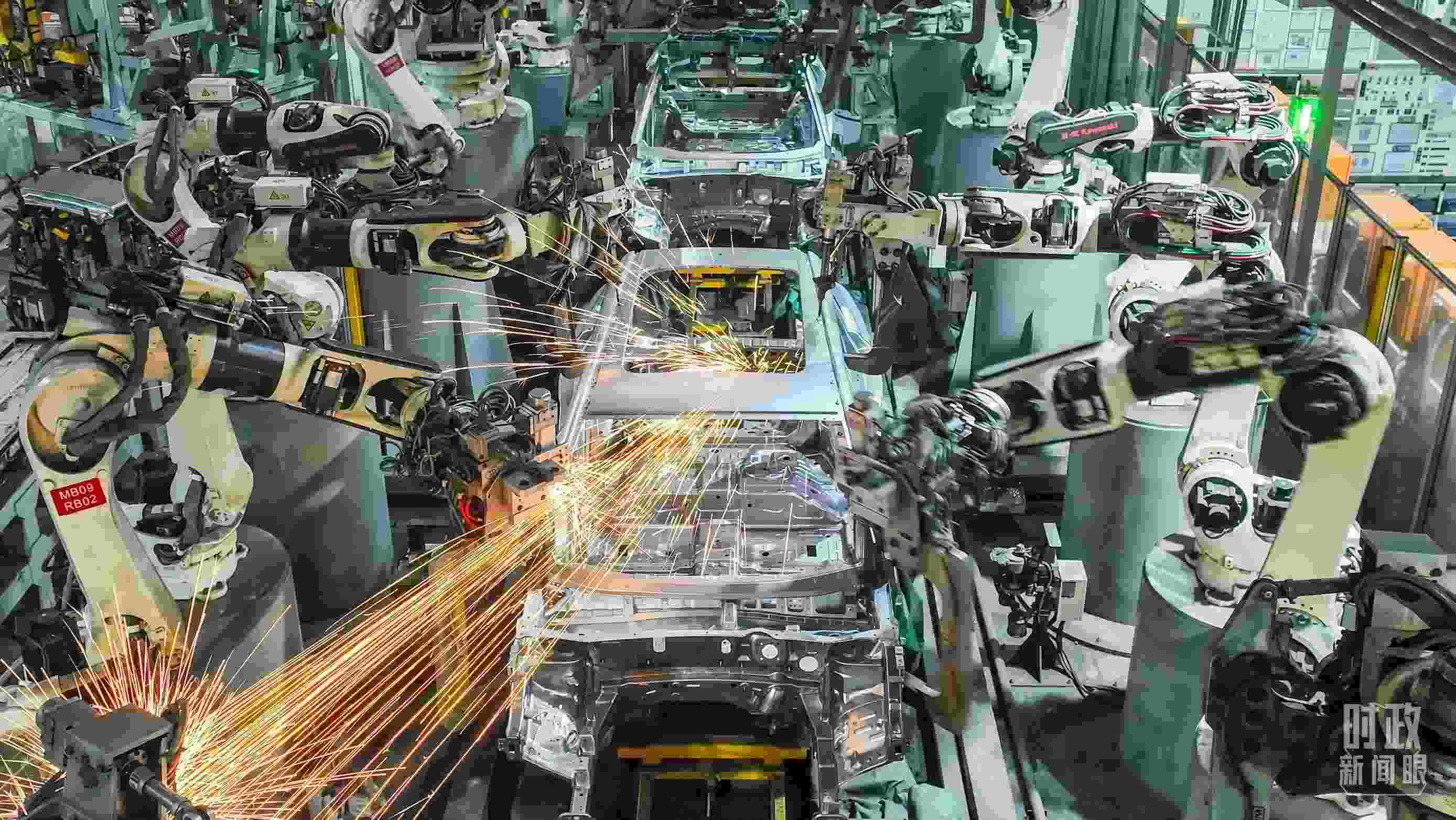  △2024年4月，重慶兩江新區(qū)的一家汽車制造企業(yè)，生產(chǎn)一派繁忙。（圖/視覺中國）
