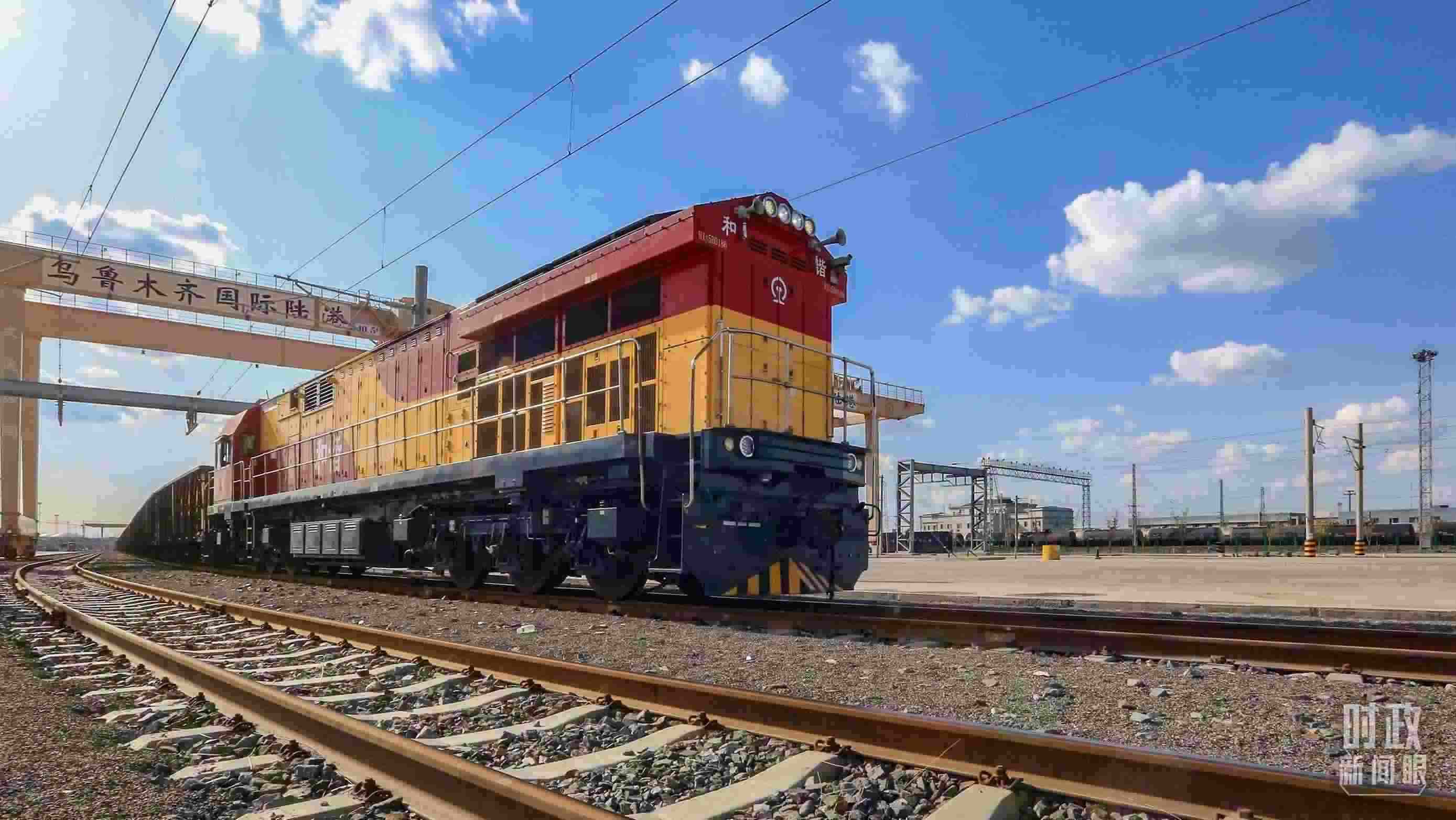 △2024年4月，烏魯木齊國際陸港區(qū)中歐班列“天山號(hào)”暢行絲路。（圖/視覺中國）