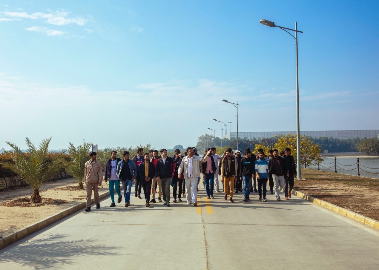 職業(yè)技校學(xué)員參觀中巴經(jīng)濟(jì)走廊薩希瓦爾電站。中國(guó)華能薩希瓦爾電站 供圖