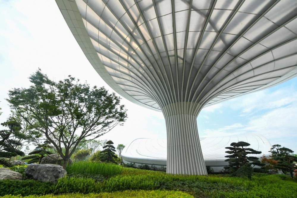 這是2024年4月22日拍攝的成都世園會(huì)主會(huì)場入口處的“芙蓉花”底部，它兼具收集雨水、循環(huán)利用的功能。新華社記者 王曦 攝