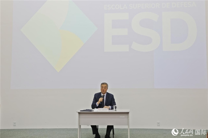 當?shù)貢r間4月23日，中國駐巴西大使祝青橋應邀在巴西高等防務學院作專題講座，全面介紹中國外交和國防政策、經(jīng)濟形勢及中巴關系前景。 人民網(wǎng)記者 陳一鳴攝
