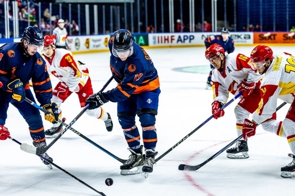 雙方球員爭搶。圖片來源：國際冰聯(lián)