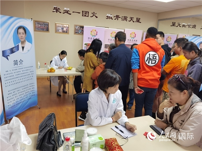 中醫(yī)專家為當(dāng)?shù)厝A僑華人提供中醫(yī)咨詢和診療服務(wù)。 （本報(bào)記者 楊謳 攝）