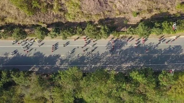 1月6日，健身愛好者在徒步活動中（無人機(jī)照片）。新華社記者 黃國保攝