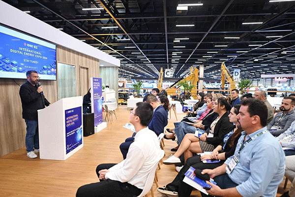 當(dāng)?shù)貢r(shí)間4月26日，深圳市發(fā)展和改革委員會(huì)在巴西圣保羅國(guó)際工程機(jī)械及礦山機(jī)械展上舉行專題推介會(huì)，介紹將于今年下半年在深圳市舉辦的2024國(guó)際數(shù)字能源展。 2024國(guó)際數(shù)字能源展組委會(huì)供圖