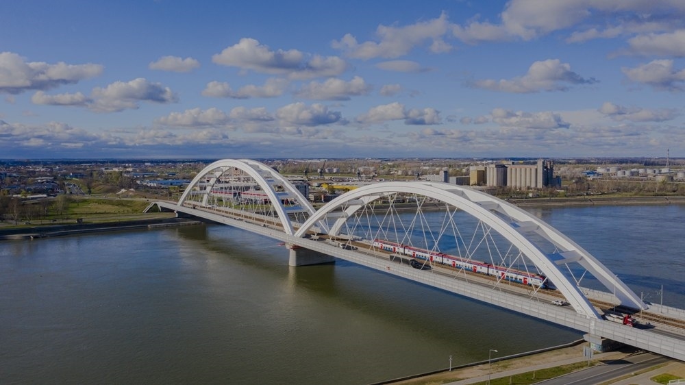 2024年3月12日，一列火車運行在匈塞鐵路塞爾維亞境內(nèi)貝諾段諾維薩德多瑙河大橋上（無人機照片）。新華社發(fā)（任衛(wèi)云攝）