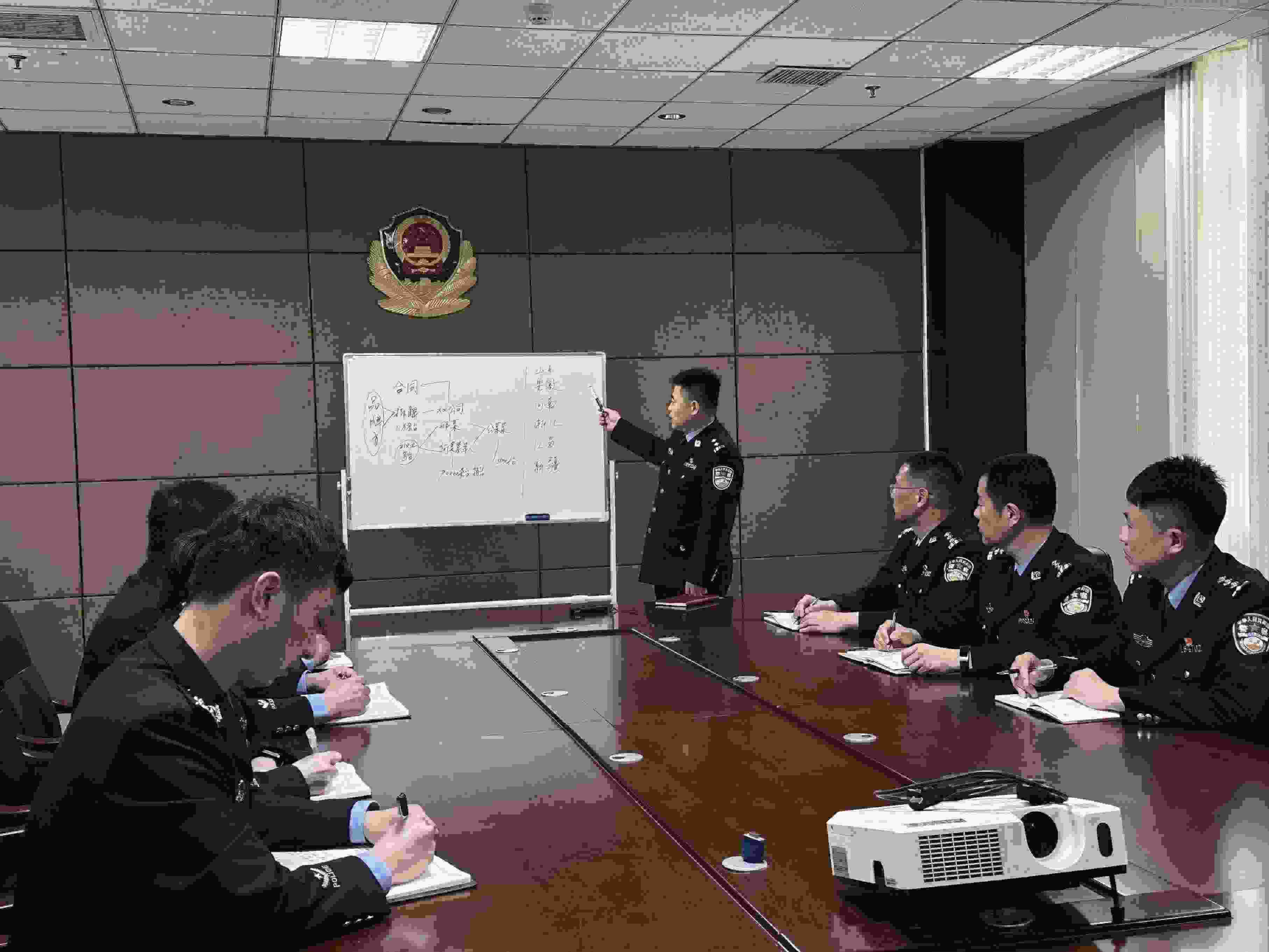 專案組辦案民警介紹案情。人民網(wǎng)記者 郝萍攝