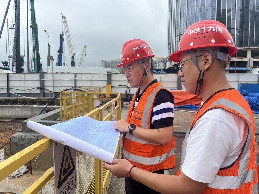 2024年4月26日，深圳市五一勞動獎章獲得者、中鐵十九局軌道公司項目副經理夏荔（左）在穗莞深城際鐵路前皇段皇崗口岸站建設現(xiàn)場忙碌。新華社發(fā)