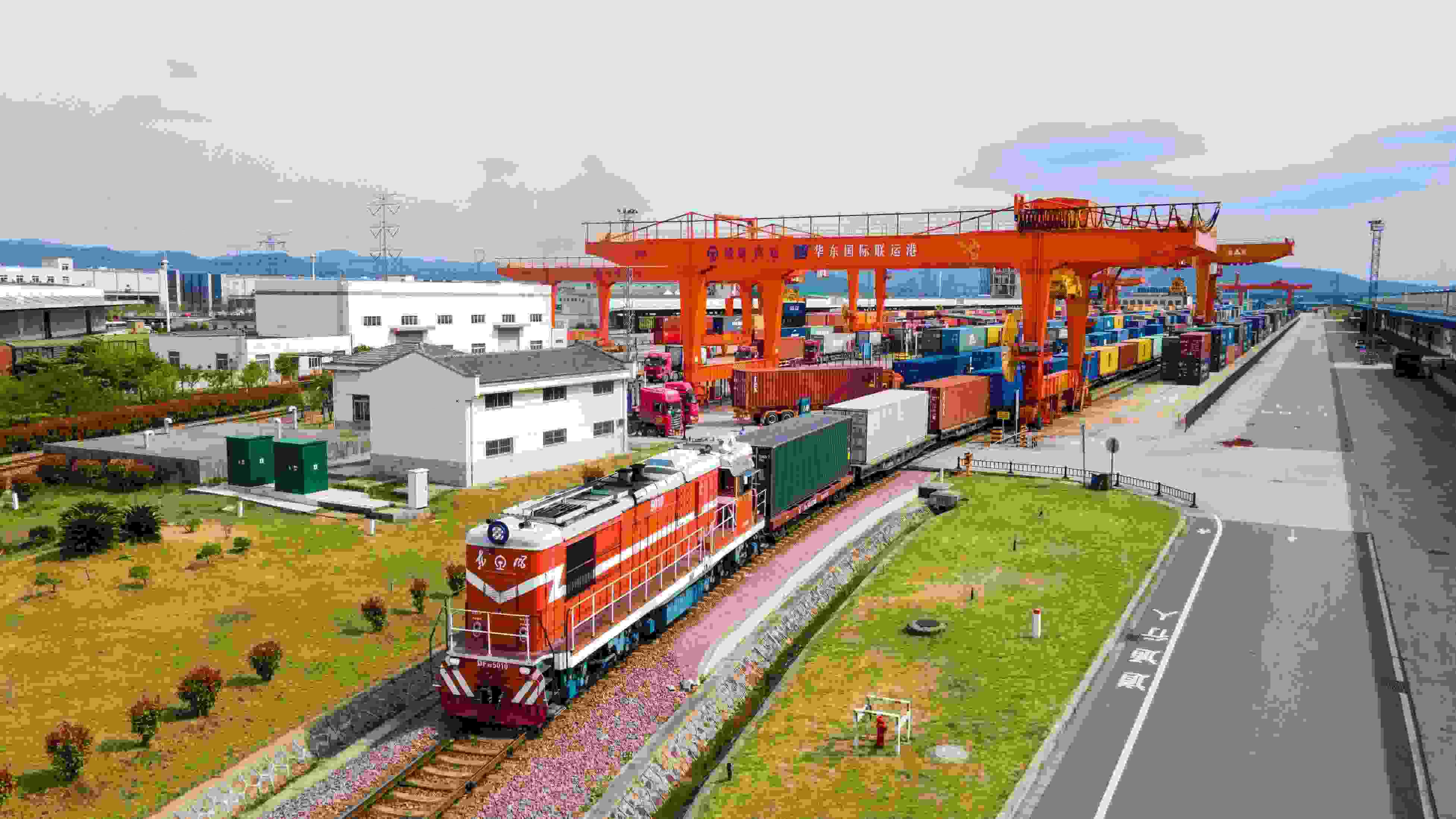 △2024年4月1日，浙江省金華華東國(guó)際聯(lián)運(yùn)港，一列中歐班列裝載110個(gè)標(biāo)箱日用百貨、電動(dòng)工具、機(jī)械裝備等貨物從鐵路金華南貨場(chǎng)啟程駛往匈牙利布達(dá)佩斯。