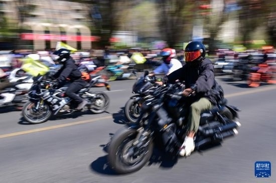 這是4月30日在新疆烏魯木齊市舉行的巡游活動(dòng)上拍攝的摩托機(jī)車方陣。