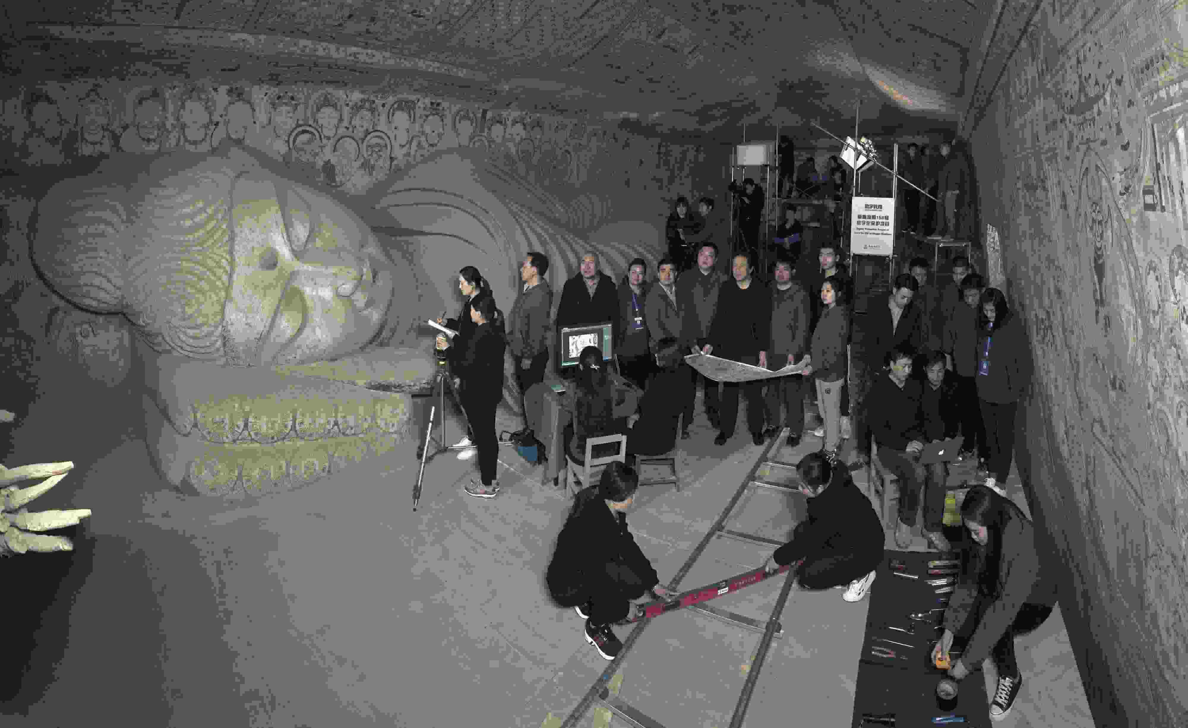 敦煌研究院文物數(shù)字化團(tuán)隊(duì)在莫高窟第158窟工作現(xiàn)場(chǎng)。敦煌研究院供圖