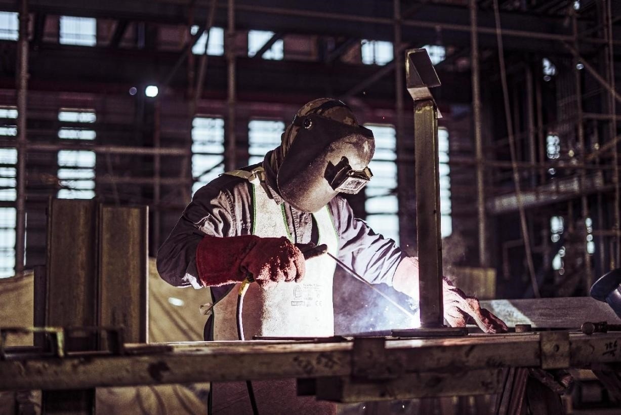 工人在沙特國(guó)王港項(xiàng)目現(xiàn)場(chǎng)進(jìn)行焊接操作。山東電建供圖