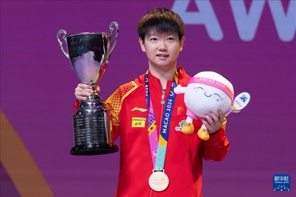 2024年4月21日，在2024年澳門國際乒聯(lián)女子世界杯決賽中，孫穎莎奪得冠軍。圖為孫穎莎在頒獎臺上。新華社記者 張金加 攝
