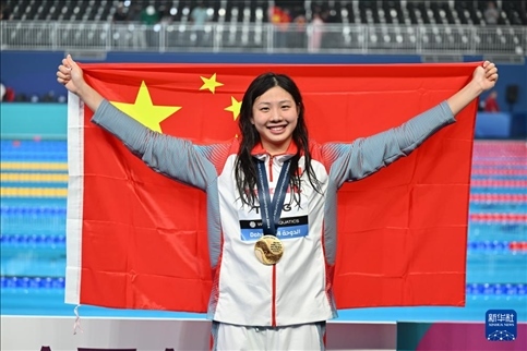 2024年2月13日，2024年世界游泳錦標賽游泳項目女子100米蛙泳決賽在卡塔爾多哈舉行。圖為冠軍中國選手唐錢婷在頒獎儀式后慶祝。新華社記者 薛宇舸 攝