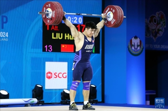2024年4月8日，在泰國普吉島進行的2024年舉重世界杯男子102公斤級比賽中，中國選手劉煥華獲得冠軍。圖為劉煥華在比賽中。新華社記者 王騰 攝