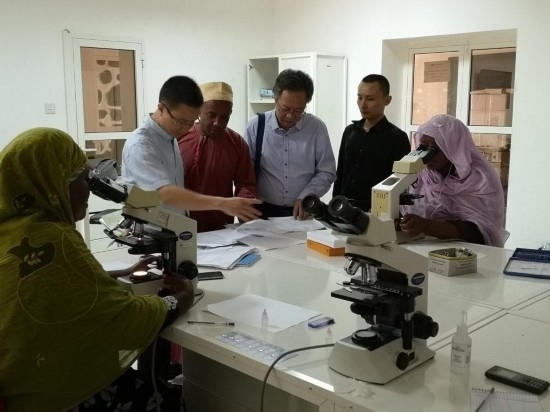 廣州中醫(yī)藥大學青蒿抗瘧援外醫(yī)療隊考察科摩羅國家瘧疾防治中心實驗室。