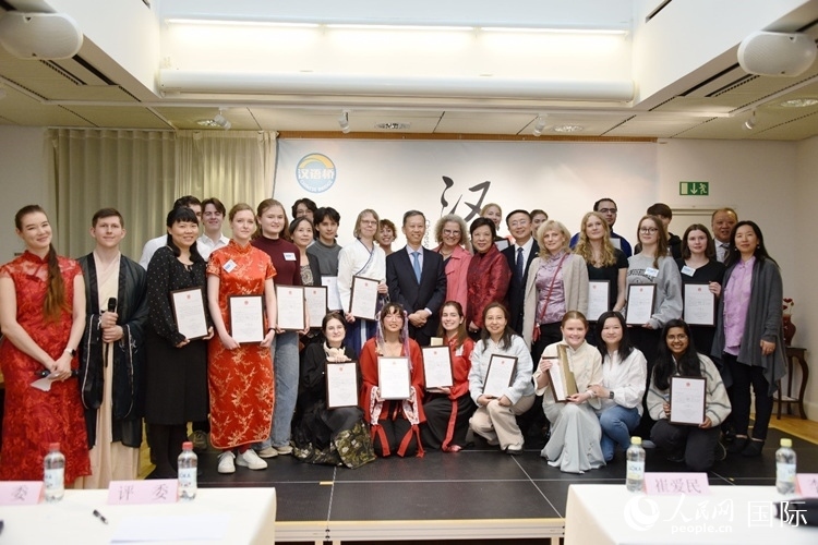 中國駐瑞典大使崔愛民、使館負(fù)責(zé)教育事務(wù)的黃立瓊參贊、預(yù)選賽評委老師和指導(dǎo)老師，以及所有獲獎選手合影留念。人民網(wǎng)記者 殷淼攝