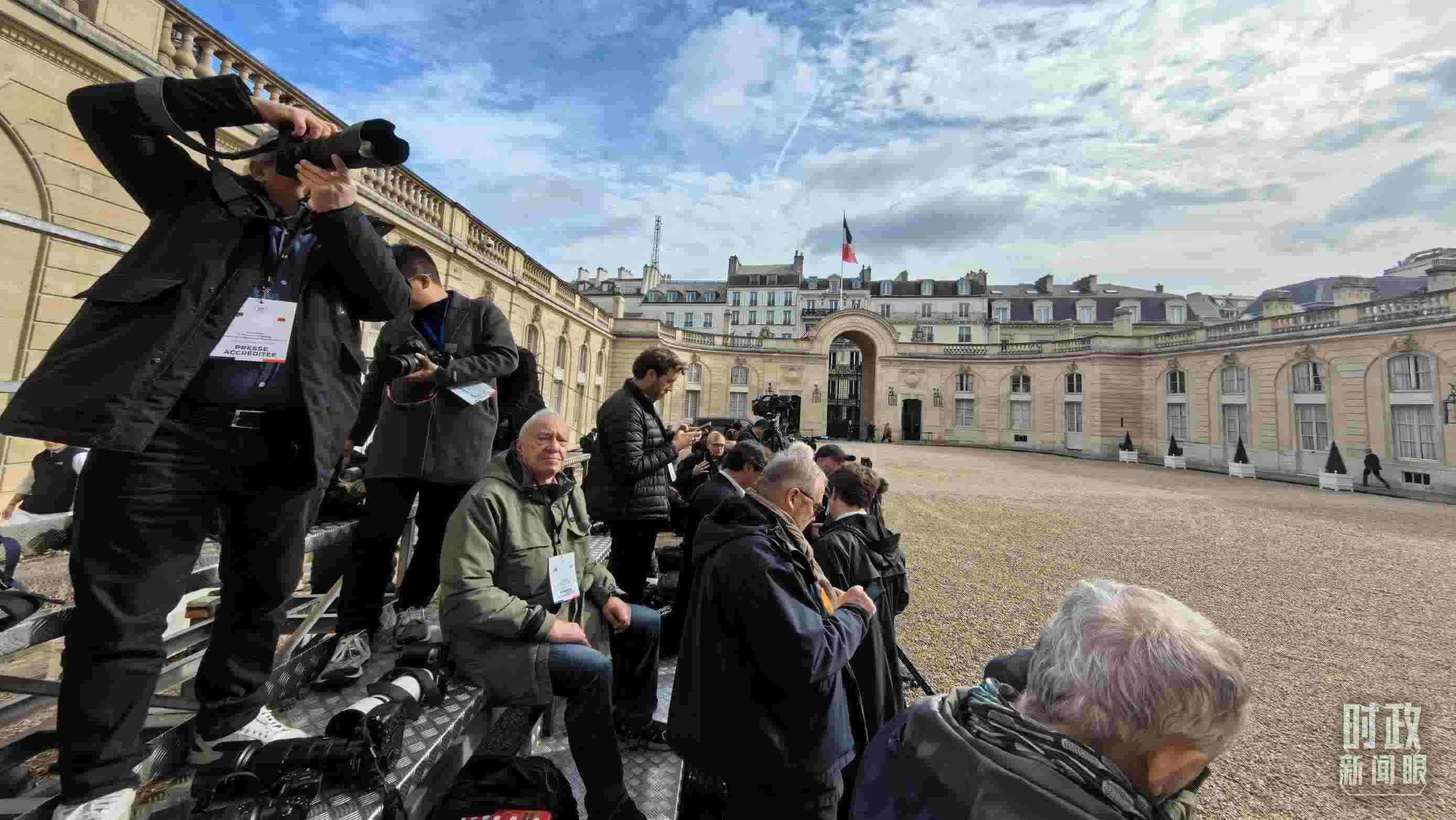 △媒體記者密切關(guān)注當(dāng)天活動(dòng)。（總臺央視記者陸泓宇拍攝）