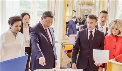 △當(dāng)?shù)貢r間5月6日下午，在中法領(lǐng)導(dǎo)人會談前，習(xí)近平主席向馬克龍總統(tǒng)贈送中國翻譯的法國小說。