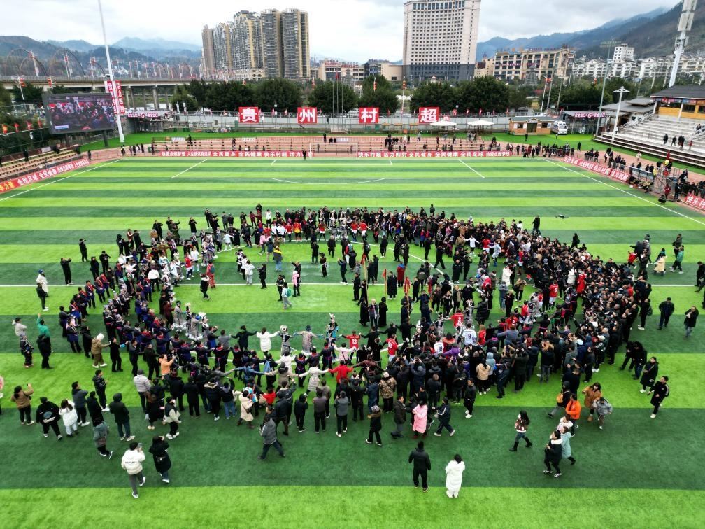 比賽結(jié)束后，兩隊(duì)隊(duì)員、親友團(tuán)和大批觀眾手拉手跳起侗族舞蹈。新華社發(fā)（王炳真攝）