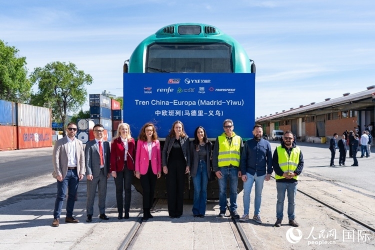 義新歐集團合作伙伴德鐵貨運歐亞有限公司員工與紀念號班列合影留念。大衛(wèi)·阿瑪爾攝