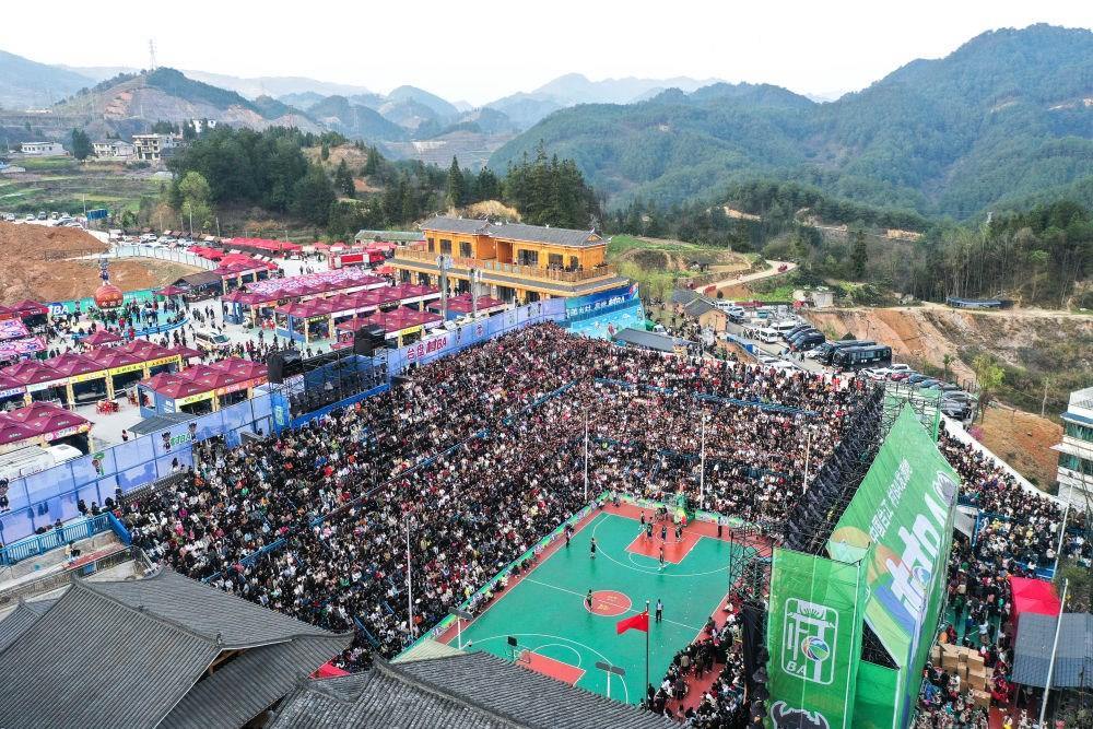 貴州省臺(tái)江縣舉辦的2024年“村BA”球王爭(zhēng)霸賽現(xiàn)場(chǎng)（2024年3月22日攝，無人機(jī)照片）。新華社記者 楊文斌 攝