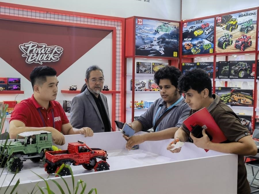 在第135屆廣交會(huì)第三期現(xiàn)場(chǎng)，采購(gòu)商在廣東信宇科技股份有限公司展位選購(gòu)、體驗(yàn)積木遙控車產(chǎn)品（5月2日攝）。新華社記者 洪澤華 攝