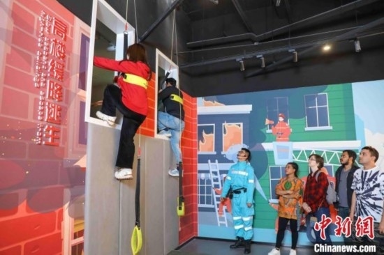 5月9日，留學(xué)生體驗(yàn)?zāi)M高樓緩降逃生。張鷹 攝