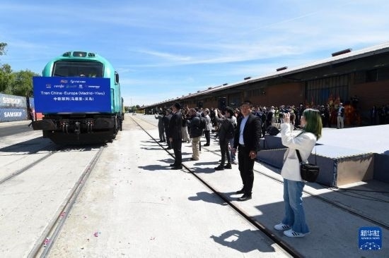 5月8日，在西班牙馬德里，嘉賓們參加中歐班列（義烏—馬德里）開行十周年紀(jì)念號(hào)班列發(fā)車儀式。新華社發(fā)（古斯塔沃·巴連特?cái)z）