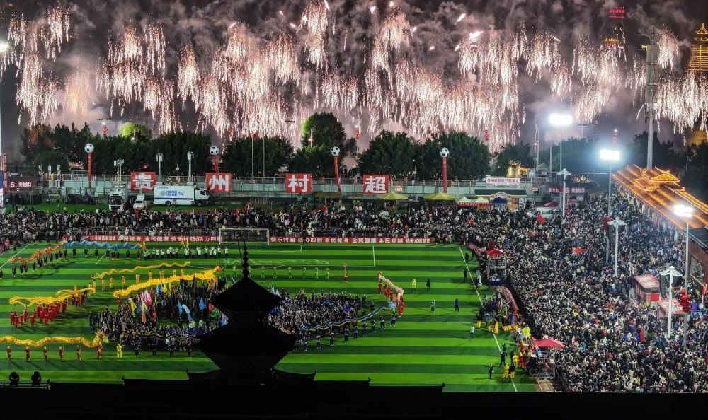 在貴州省榕江縣舉行的2024全國“村晚”示范展示活動(dòng)暨貴州“村超村晚”活動(dòng)中，音樂煙花秀精彩上演（2024年2月3日攝，無人機(jī)照片）。新華社記者 劉續(xù) 攝