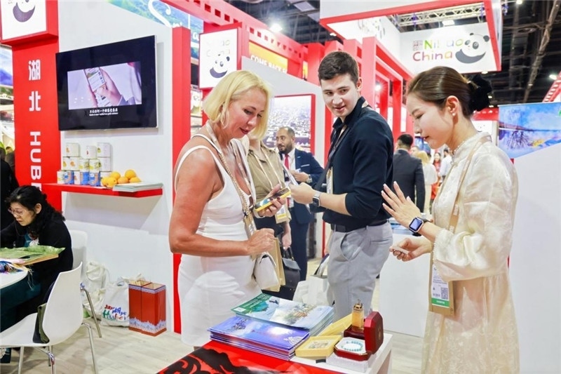 觀眾在參觀中國(guó)展臺(tái)。錢(qián)文康攝