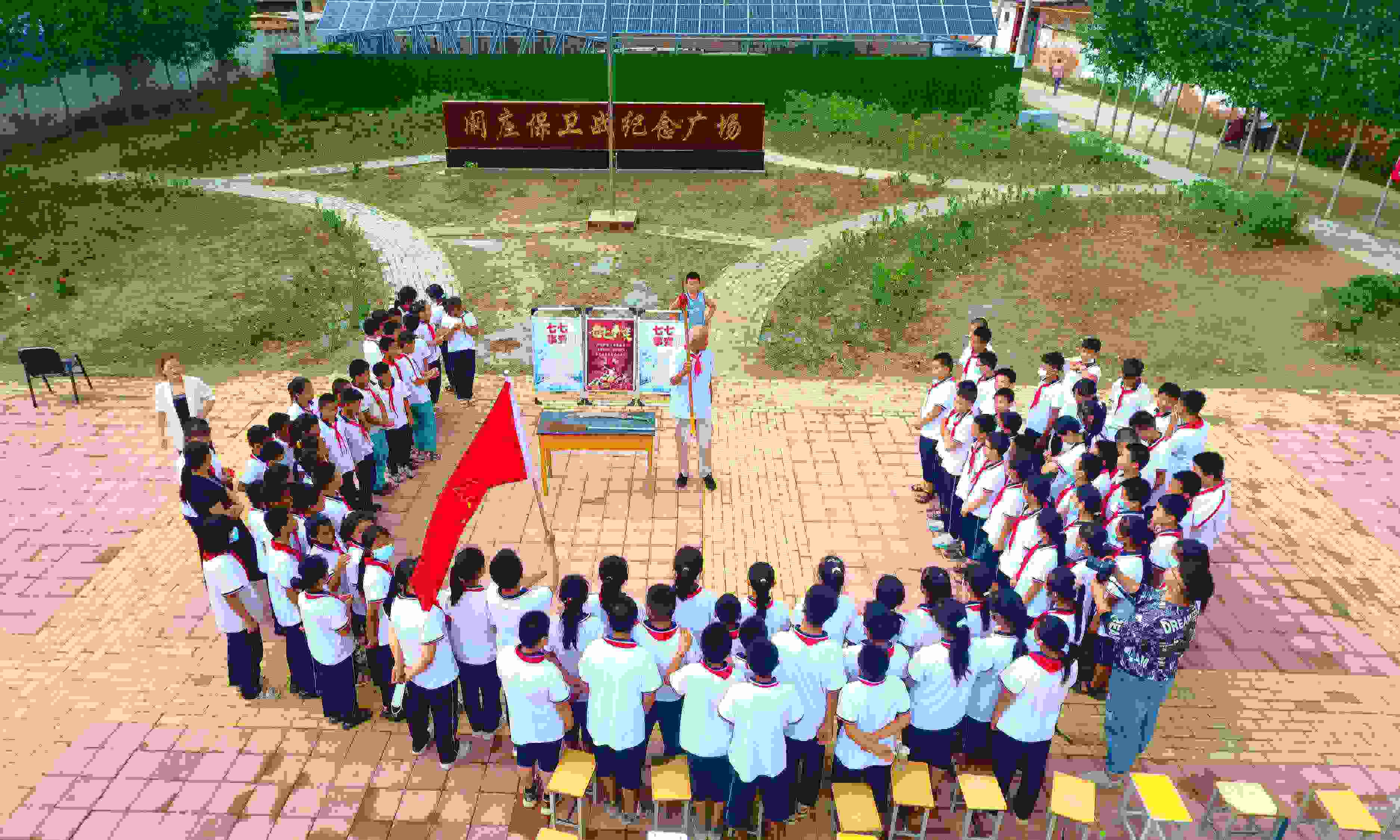 2022年7月6日，山東省聊城市，在茌平區(qū)菜屯鎮(zhèn)闞莊村的闞莊保衛(wèi)戰(zhàn)紀(jì)念廣場，闞莊保衛(wèi)戰(zhàn)親歷者王光木老人為小學(xué)生們講述抗戰(zhàn)故事，展示大刀、長矛。