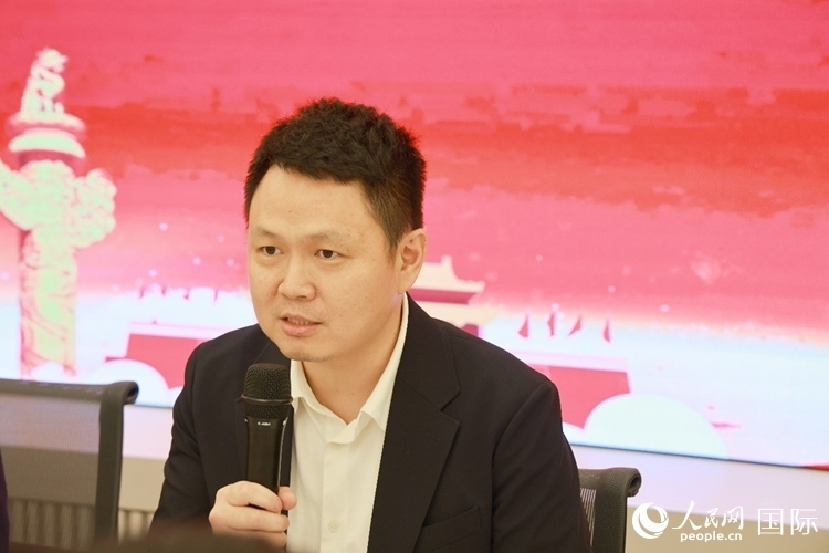 中國(guó)駐里約熱內(nèi)盧總領(lǐng)館副總領(lǐng)事王尉育在座談會(huì)上致辭。人民網(wǎng)記者 陳海琪攝