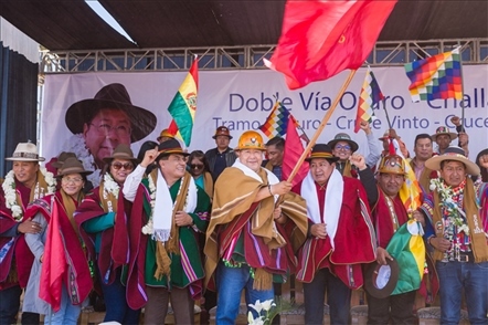 奧魯羅公路項(xiàng)目開工儀式現(xiàn)場(chǎng)，?？偨y(tǒng)路易斯·阿爾塞宣布項(xiàng)目開工。中國中鐵供圖